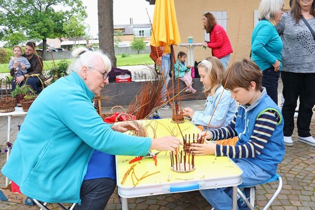 Ursula Zierer aus Merdingen zeigte den Kindern, wie man Weidenkrbchen flechtet.  | Foto: Christa Rinklin