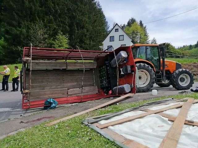 Der umgekippte Anhnger in Kandern: Fa...zei vor dem Vatertag an die Feiernden.  | Foto: Gudrun Gehr