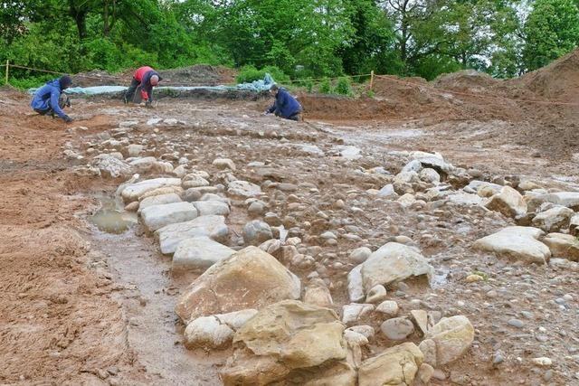 Archologen untersuchen die entdeckte rmische Strae beim Bau der neuen B34