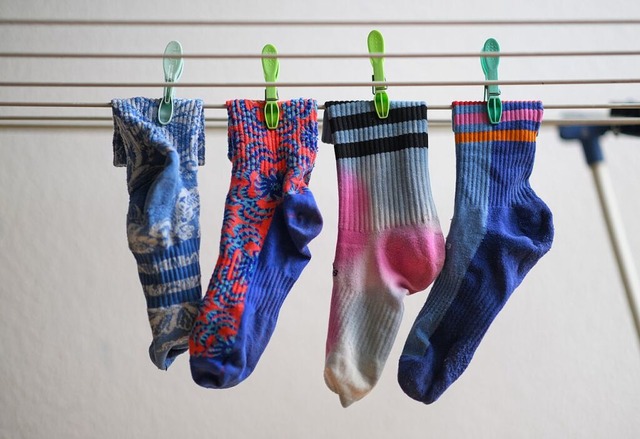Bunte Socken hngen auf einem Wschestnder.  | Foto: Robert Michael (dpa)