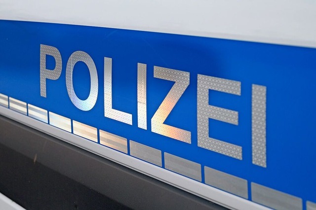 Die Polizei ermittelt in Kenzingen weg...eparktes Auto wurde schwer beschdigt.  | Foto: Daniel Vogl (dpa)