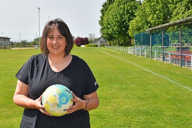 Die neue  Vereinsvorsitzende Andrea Heieis auf dem Sportplatz des SC Mengen  | Foto: Katharina Mohr