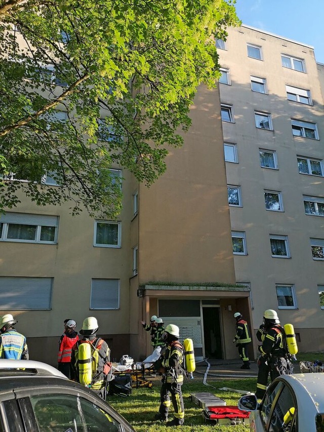 Feuerwehrleute unter Atemschutz retteten den Bewohner der Wohnung.  | Foto: Ralf Burgmaier