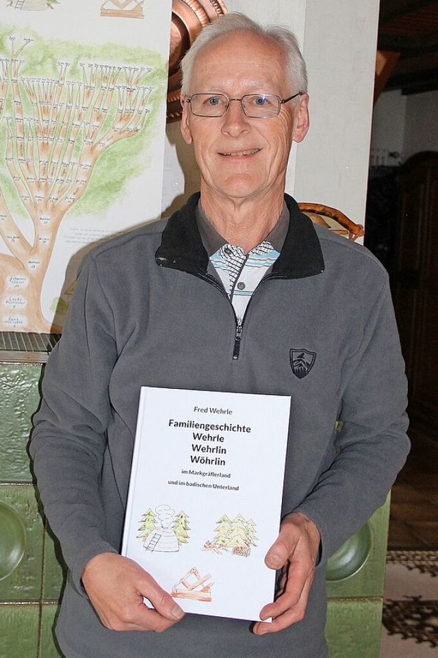 Fred Wehrle mit seinem Familienbuch  | Foto: Rolf-Dieter Kanmacher