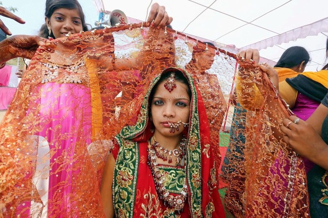 Schon vor dem 18. Geburtstag von den E...heiratet: Hochzeitszeremonie in Indien  | Foto: Sajneev Gupta