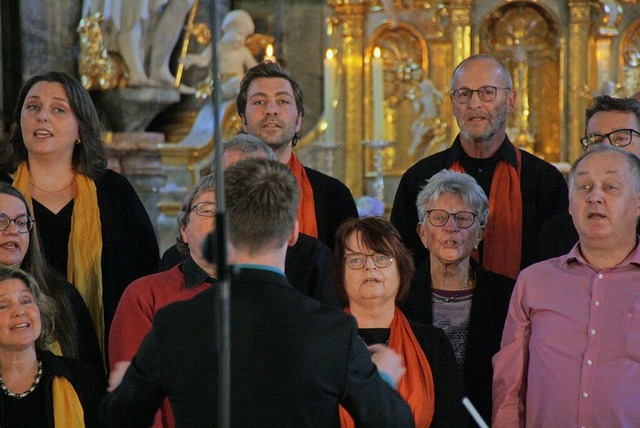 Die Mitglieder der Chre Gospelsingers...unter der Leitung von Andreas Vetter.   | Foto: Christiane Franz