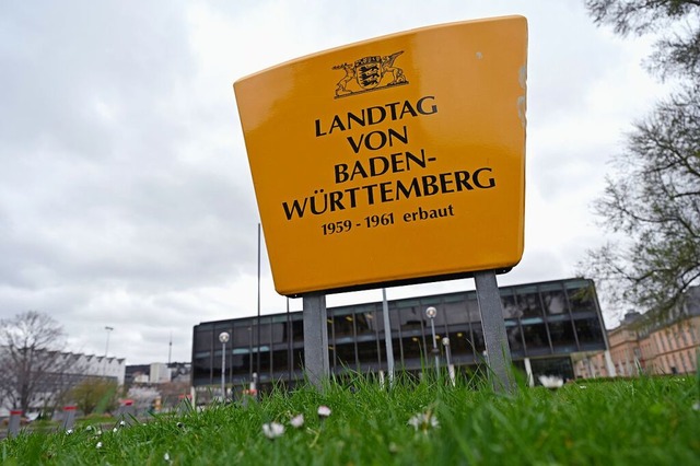 Vor dem Landtag in Stuttgart sind zwei...tiker angegriffen und verletzt worden.  | Foto: Marijan Murat (dpa)