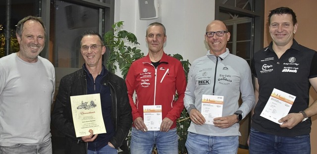 Martin Reck mit Rainer Borchert sowie ...das  Sportabzeichen in Gold verliehen.  | Foto: Roland Vitt