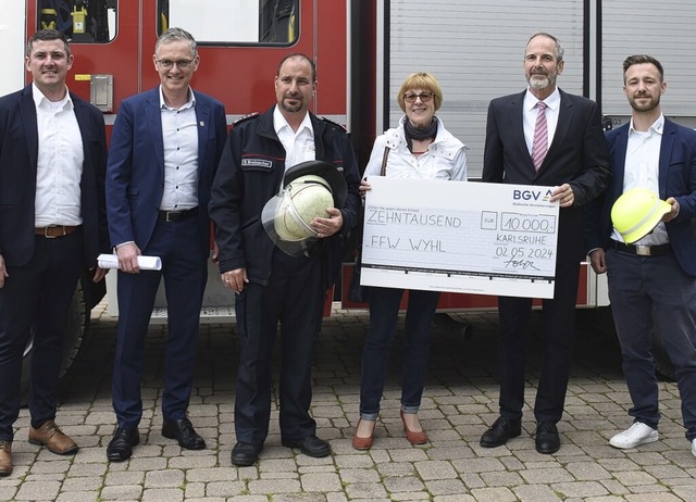 Spende fr die Feuerwehr Wyhl: von lin...omas Kollffel und Steffen Brillault.   | Foto: Roland Vitt