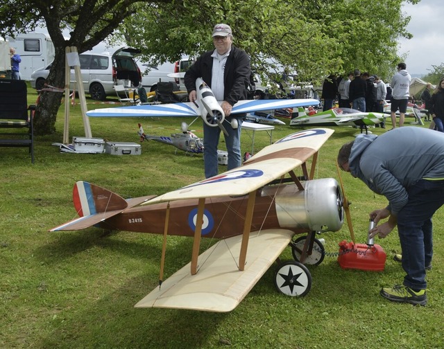 Ein englischer Doppeldecker wird fr den Flug vorbereitet  | Foto: Edgar Steinfelder