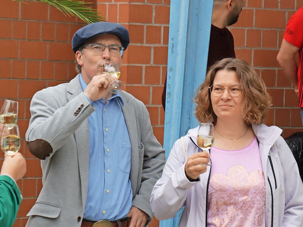 Die Brgermeister-Kollegen Christian Renkert (Schliengen) und Simone Penner (Kandern) gnnen sich einen ersten Schluck.