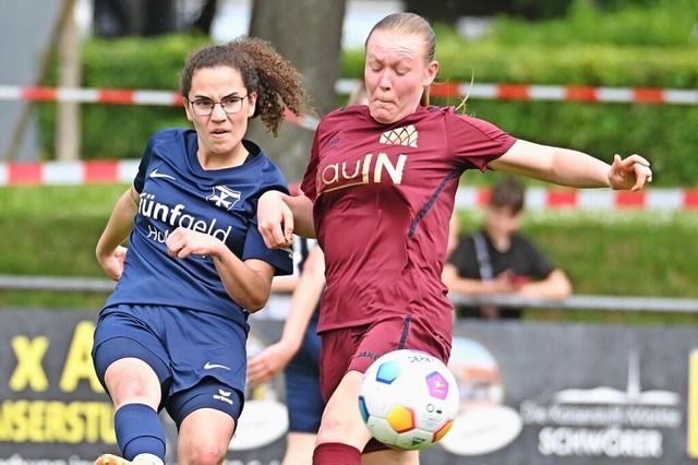 Zweikampf zwischen der Heitersheimerin...s) und der Rieselfelderin Anna Dengler  | Foto: Achim Keller