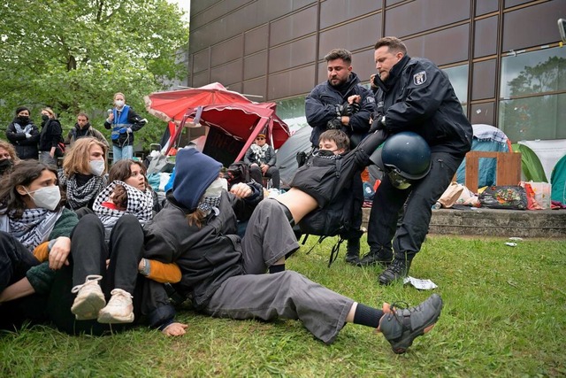 Polizeibeamte ziehen whrend einer pro...rsitt Berlin einen Demonstranten weg.  | Foto: Sebastian Gollnow (dpa)