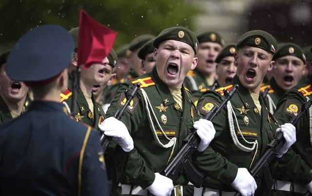 Russische Soldaten marschieren am Donn...trparade zum Tag des Sieges in Moskau  | Foto: Alexander Zemlianichenko (dpa)
