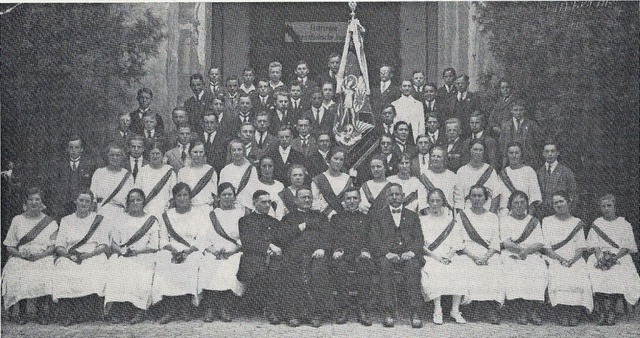 Ein Bild von einer Fahnenweihe vor exakt 100 Jahren  | Foto: Privat