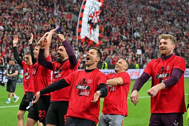 Leverkusens Spieler feiern mit den Fans nach dem Spiel.   | Foto: Federico Gambarini (dpa)