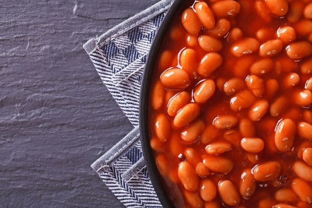Baked Beans sind ein deftiger Klassiker des englischen Frhstcks.  | Foto:  FomaA (stock.adobe.com)