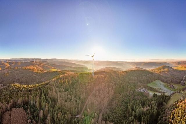 Ende 2023 wurden die drei Windradflge...uf das dort geplante Windrad montiert.  | Foto: Badenova