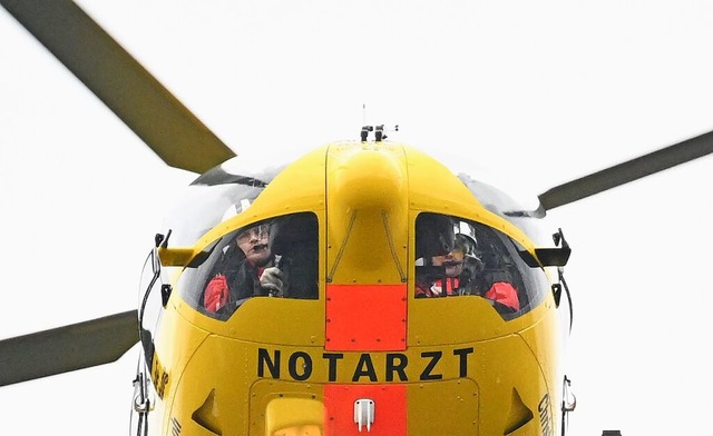 Per Rettungshubschrauber musste ein vo...e Klinik geflogen werden. (Symbolbild)  | Foto: Bernd Weibrod (dpa)