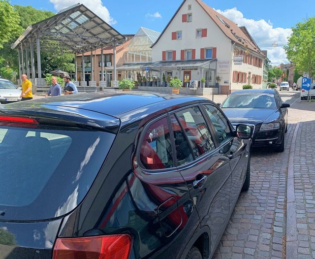 Die beiden Parkpltze vor der Sparkass...nplatzes  stehen auf der Streichliste.  | Foto: Simone hhl