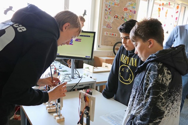 Adrian (links) erklrt mit Begeisterun...n Roboter gebaut und programmiert hat.  | Foto: Martha Weishaar