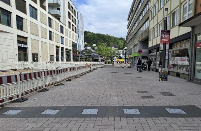 Die fnf neuen Poller sind in der fast... sanierten Palmstrae schon eingebaut.  | Foto: Peter Gerigk