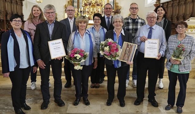 Die Geehrten zusammen mit Chorleiterin...r, Irmtrud Iber und Dietmar Schwrer.   | Foto: Jrgen Schweizer