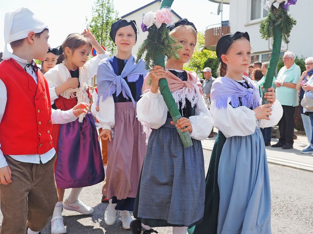 Prgen das farbenprchtige Bild beim Umzug zum Hebeltag durch Hausen: Grundschler als Vreneli und Hanseli.