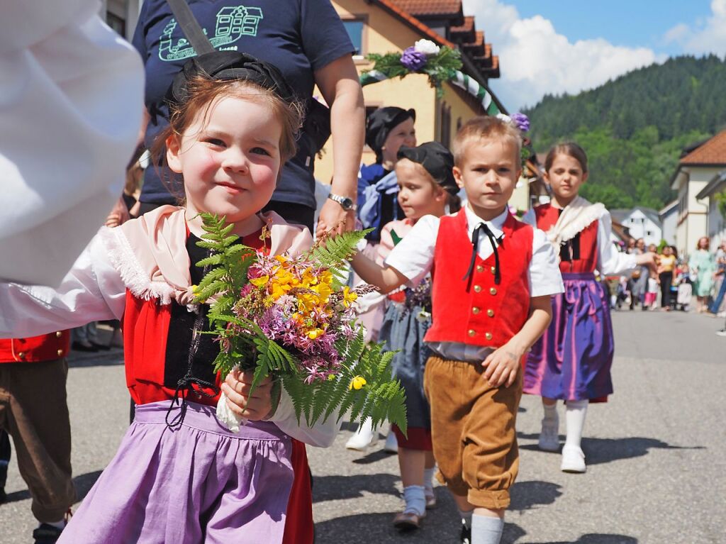 Hausens Jugend zeigt sich an Johann Peter Hebels  Geburtstag  stets in Festtagstracht aus Hebels Zeiten.