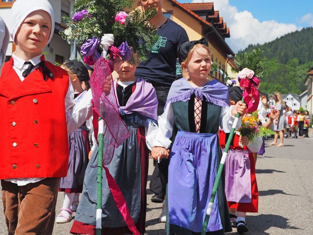 Hausens Jugend zeigt sich an Johann Peter Hebels  Geburtstag  stets in Festtagstracht aus Hebels Zeiten.