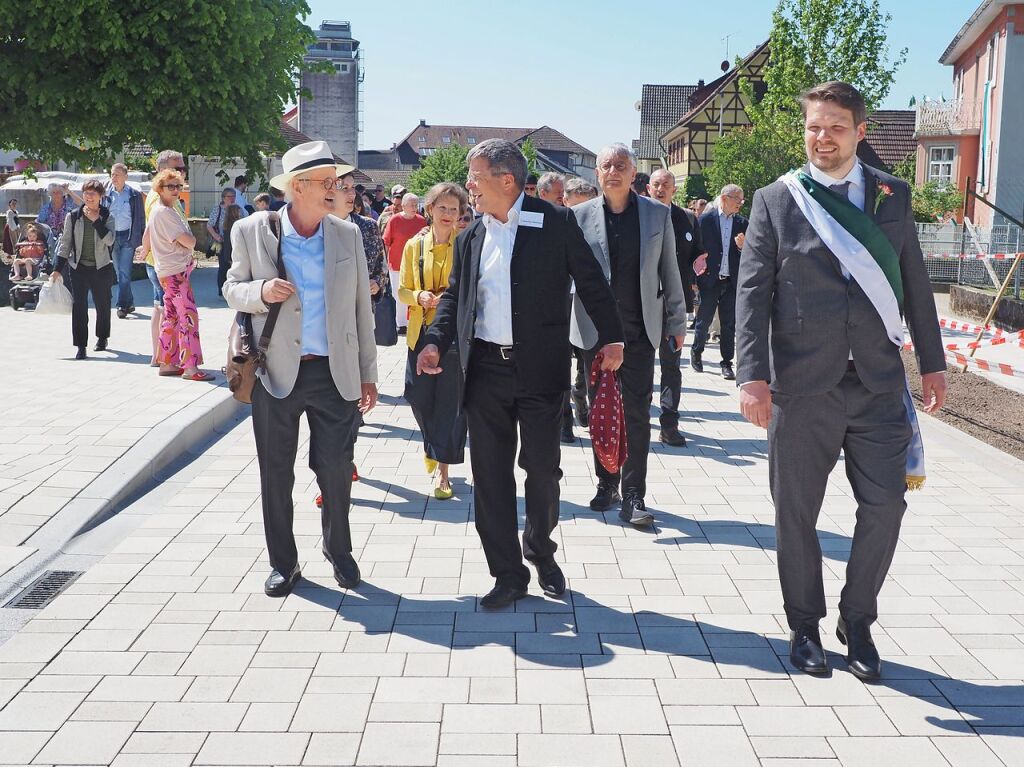 Gemeinsam auf dem Weg zur Festhalle: Hebelpreistrger Pierre Kretz, Sebastian Mattmller (Hebelstiftung) und Brgermeister Philipp Lotter (vorne von links).