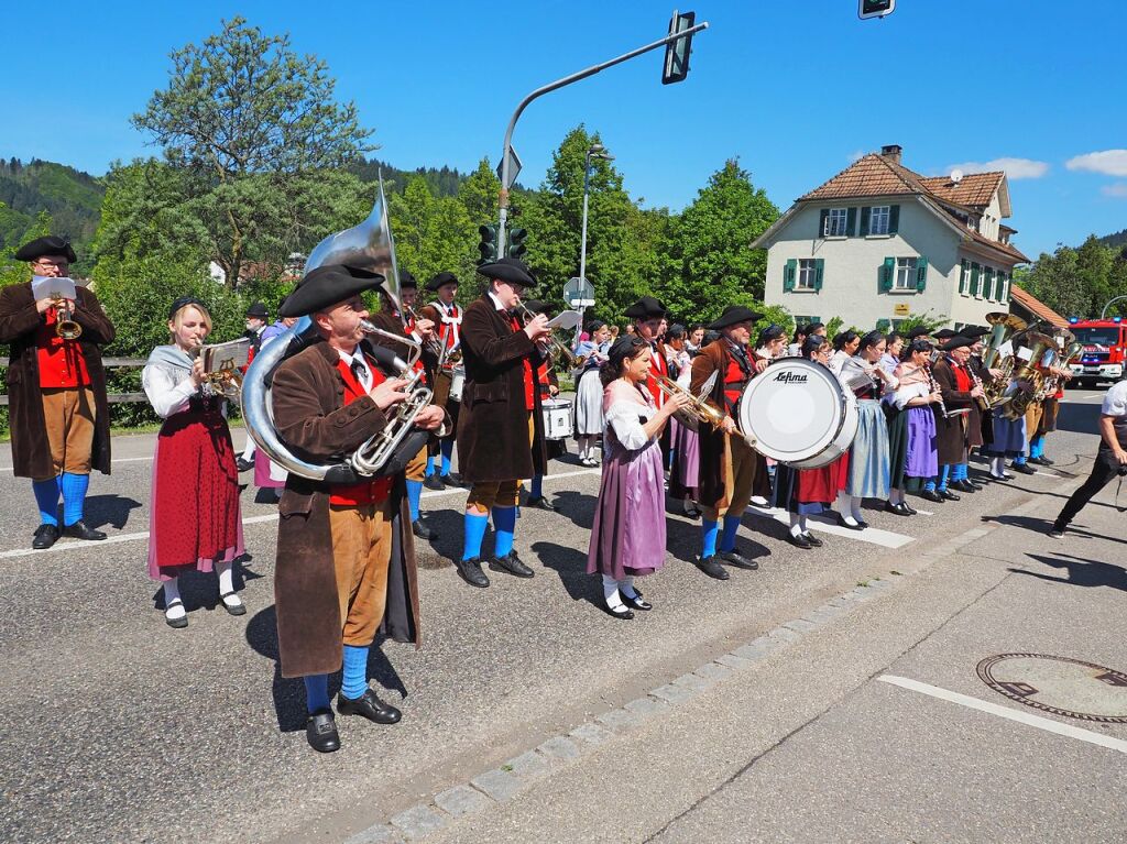 Die Hebelmusik luft beim Festzug durch das Hebel-Dorf vorneweg.