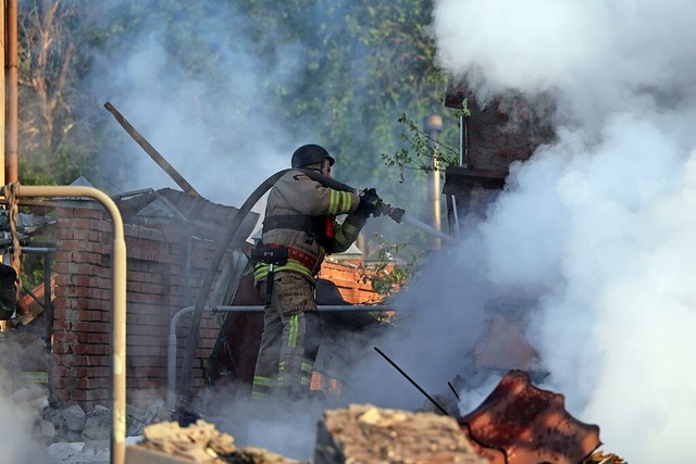 Ein Feuerwehrmann lscht ein Feuer, da...enangriff verursacht in Charkiw wurde.  | Foto: Not credited (dpa)