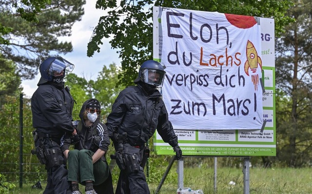 Polizisten rumen eine Blockade am Flugplatz Neuhardenberg.  | Foto: Patrick Pleul (dpa)
