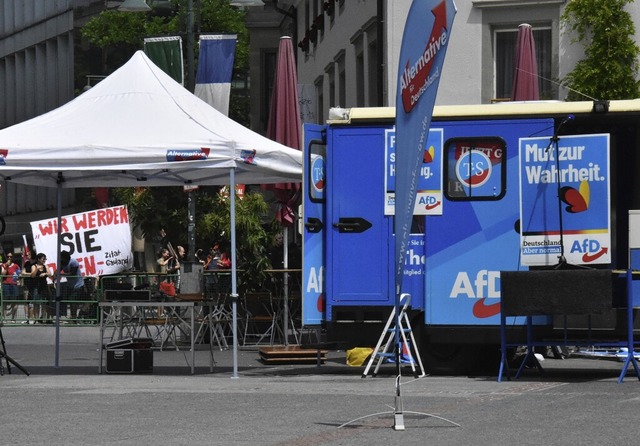 Aufeinandertreffen der Kontrahenten: Antifa und AfD vergangenen Juni in Lrrach  | Foto: Kathrin Ganter