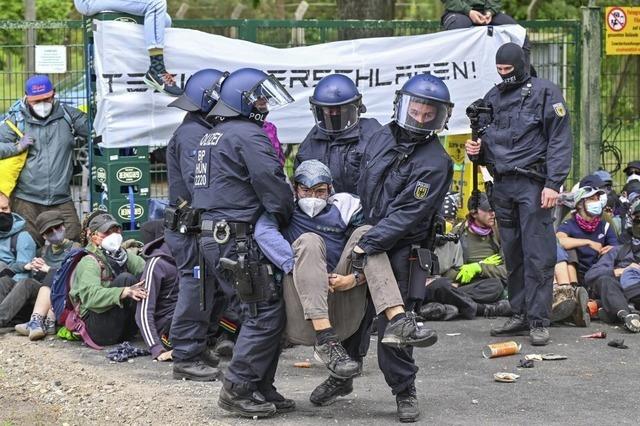 Aktivisten wollen Werksgelnde strmen