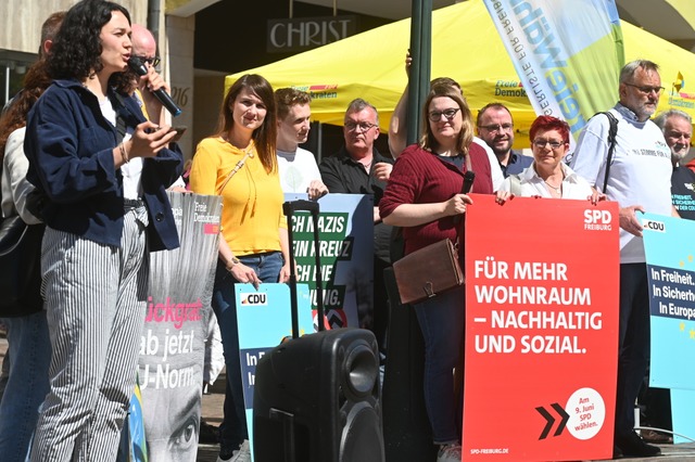Neben Kommunalpolitikerinnen und -poli...abi Rolland (3. von rechts) vertreten.  | Foto: Thomas Kunz