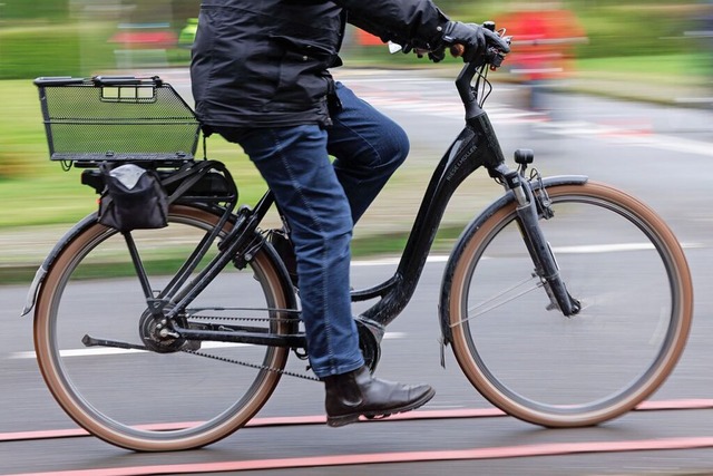 Die Polizei in Baden-Wrttemberg zieht...manipulierte Pedelecs aus dem Verkehr.  | Foto: Friso Gentsch (dpa)