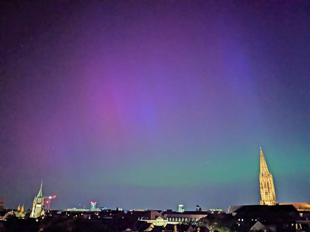 Polarlichter ber dem Freiburger Mnster und dem Martinstor.