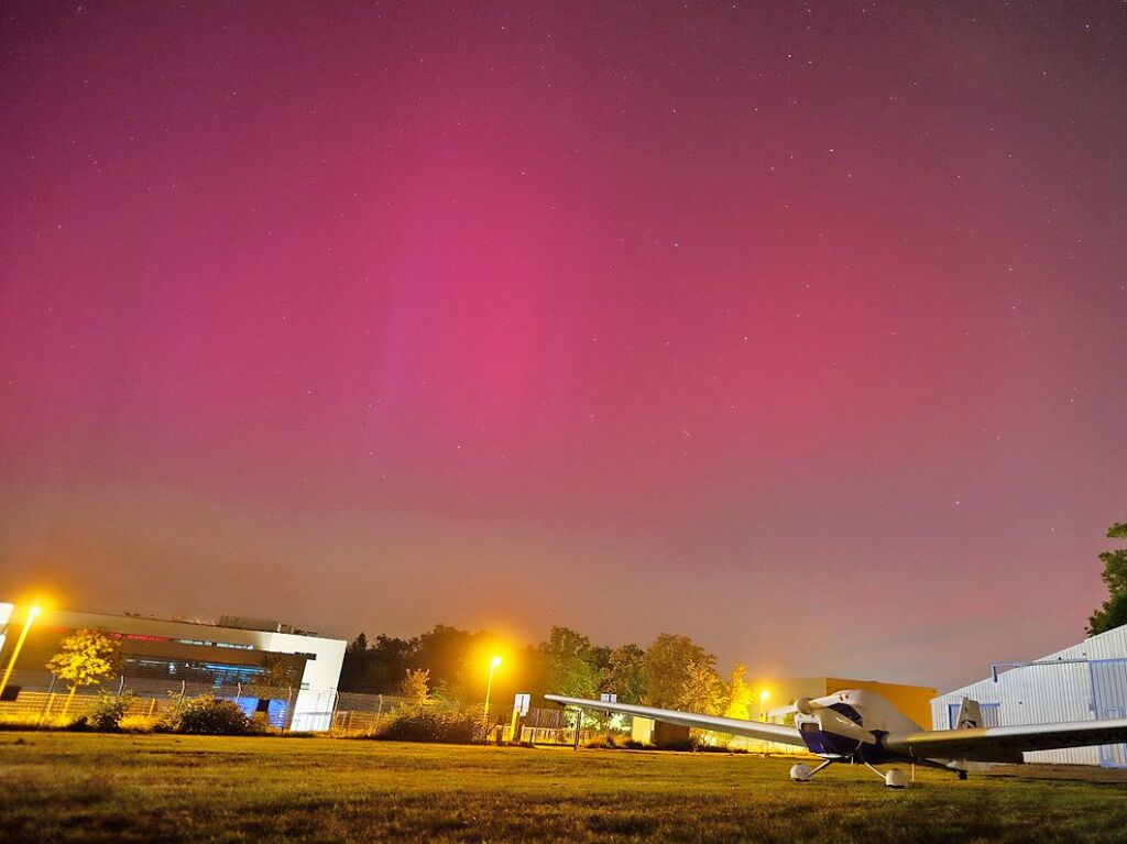 Rosafarbener Himmel ber dem Freiburger Flugplatz.