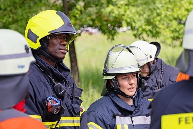 Beim neuen Feuerwehr-Lehrgang in March sind sieben Frauen und zwei Geflchtete dabei