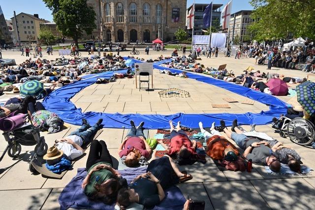 Liegender Protest in Freiburg will auf Schicksal von ME/CFS-Erkrankten hinweisen