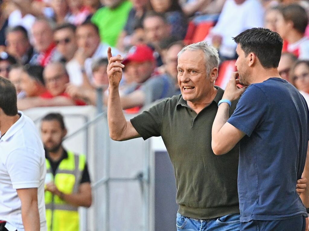 Christian Streich diskutiert mit SC-Freiburg-Co-Trainer Florian Bruns.