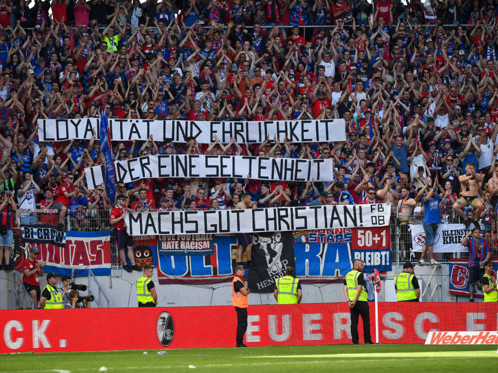 Auch die Fans des 1. FC Heidenheim haben eine Choreografie fr Christian Streichs Abschied als Cheftrainer des SC Freiburg vorbereitet.