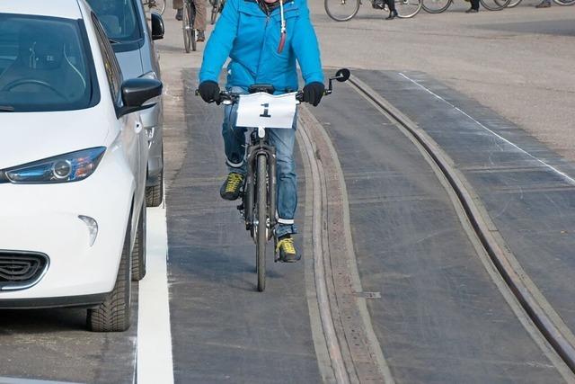Der Basler Test mit fahrradfreundlichen Tramgleisen geht weiter – mit einer robusteren Gummifllung