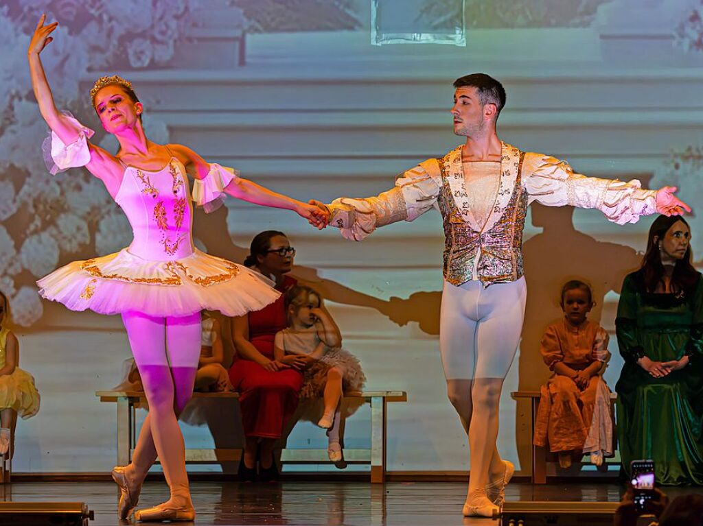 Verschiedene Altersgruppen, beeindruckende Choreografien und bezaubernde Kostme sorgten fr eine tolle Stimmung im Bad Krozinger Kurhaus.