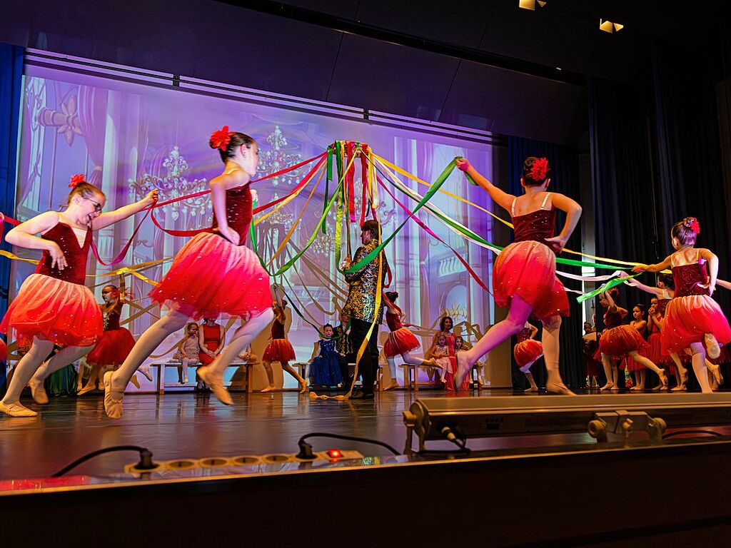 Verschiedene Altersgruppen, beeindruckende Choreografien und bezaubernde Kostme sorgten fr eine tolle Stimmung im Bad Krozinger Kurhaus.