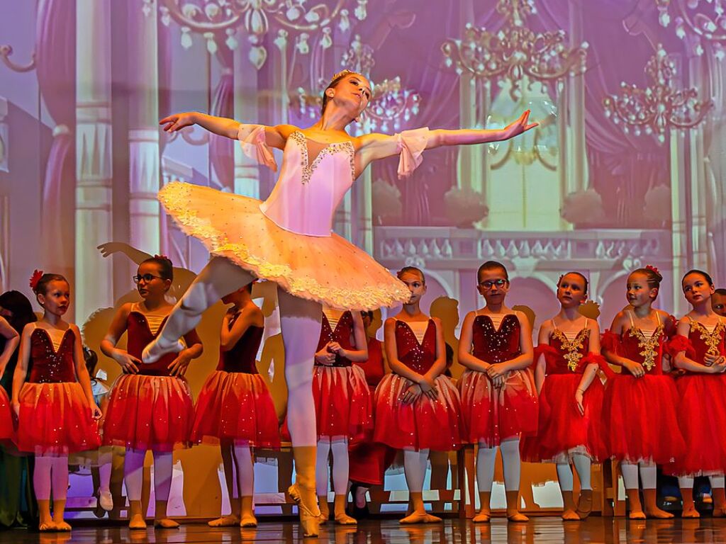 Verschiedene Altersgruppen, beeindruckende Choreografien und bezaubernde Kostme sorgten fr eine tolle Stimmung im Bad Krozinger Kurhaus.