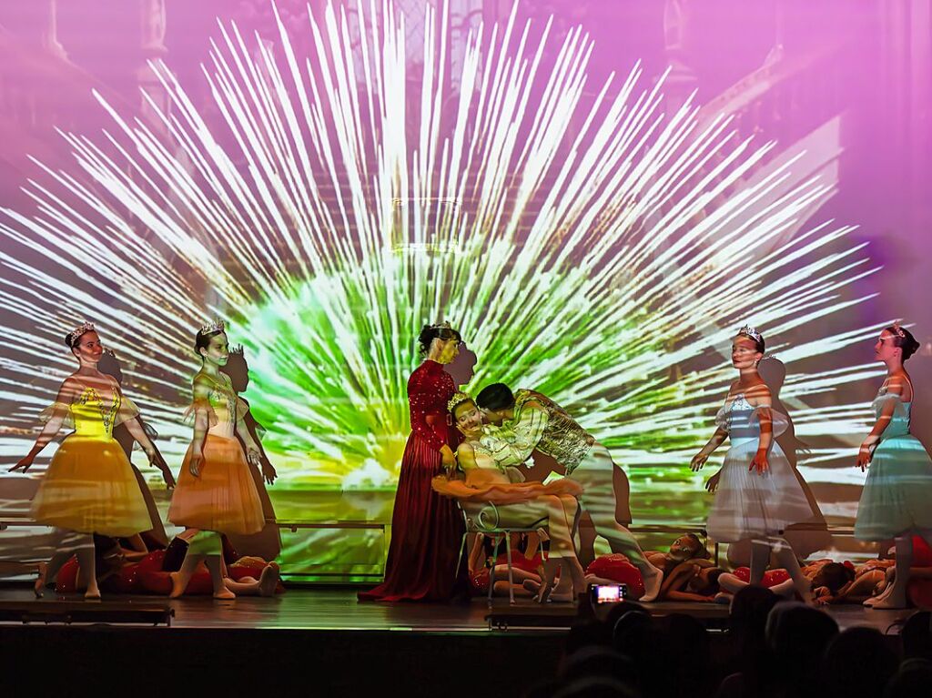 Verschiedene Altersgruppen, beeindruckende Choreografien und bezaubernde Kostme sorgten fr eine tolle Stimmung im Bad Krozinger Kurhaus.