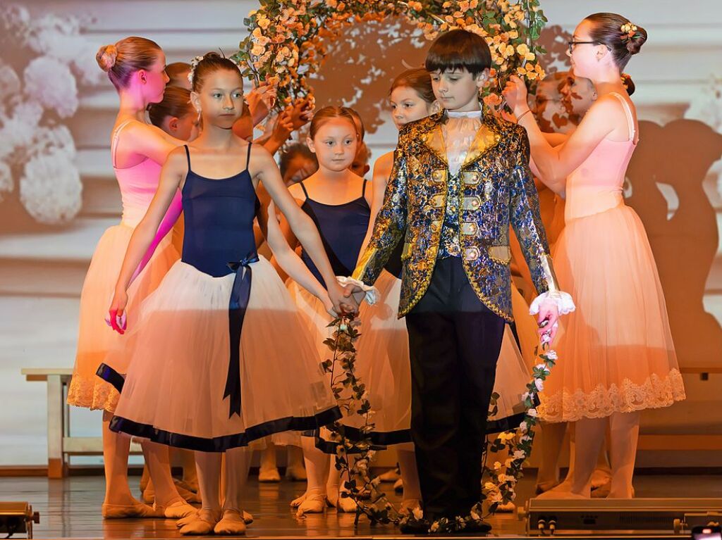 Verschiedene Altersgruppen, beeindruckende Choreografien und bezaubernde Kostme sorgten fr eine tolle Stimmung im Bad Krozinger Kurhaus.